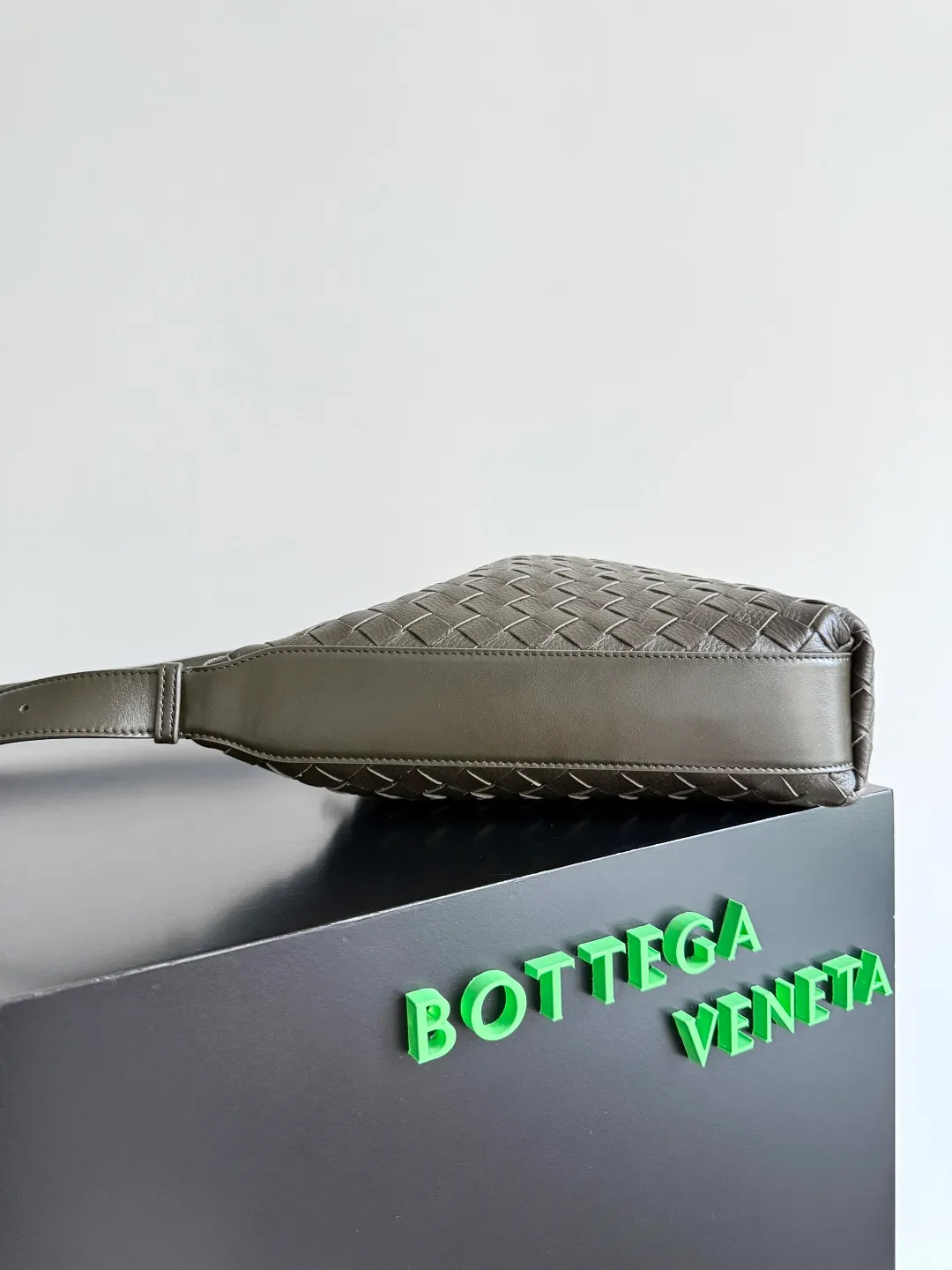 Batch 2360 BOTTEGA VENETA's new Traveler deerskin series is here! The travel season is coming soon, and I believe you must need a large-capacity and simple bag. This new Traveler is very in line with the current travel craze. The whole bag is designed with deerskin and is made of the highest quality leather. It feels tougher to the touch. The super large capacity is suitable for short trips. Traveling with friends and family does not require carrying heavy luggage. It is also very convenient for friends who often travel for work. You can carry two changes of clothes and a computer with you. It also comes with an adjustable shoulder strap to free your hands. Style number: 815748 Size: 35*29.5*8.5cm